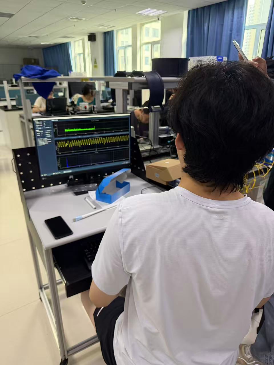 东北大学秦皇岛分校光电实验室建设-学生上课做实验图